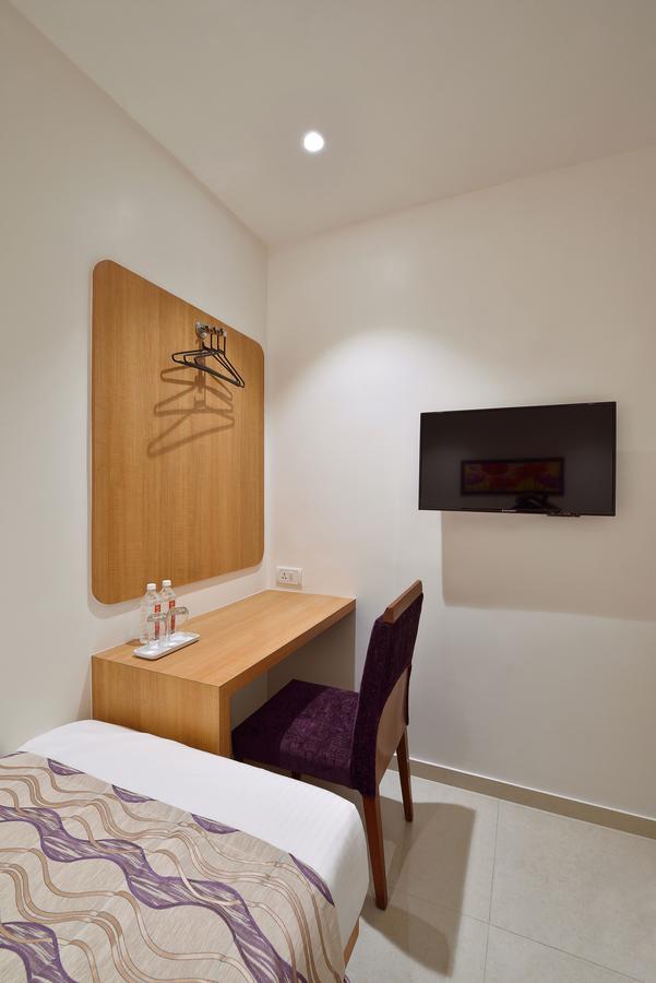 Hotel Leafio-Near Airport Мумбай Екстериор снимка