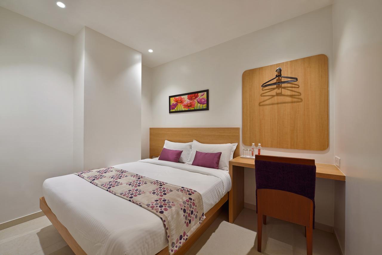 Hotel Leafio-Near Airport Мумбай Екстериор снимка