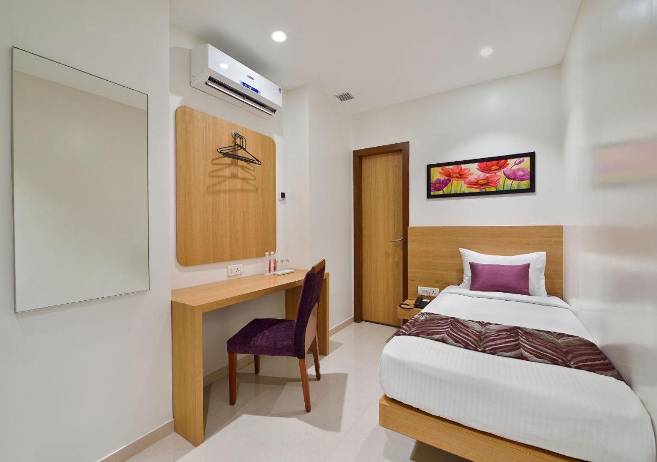 Hotel Leafio-Near Airport Мумбай Екстериор снимка