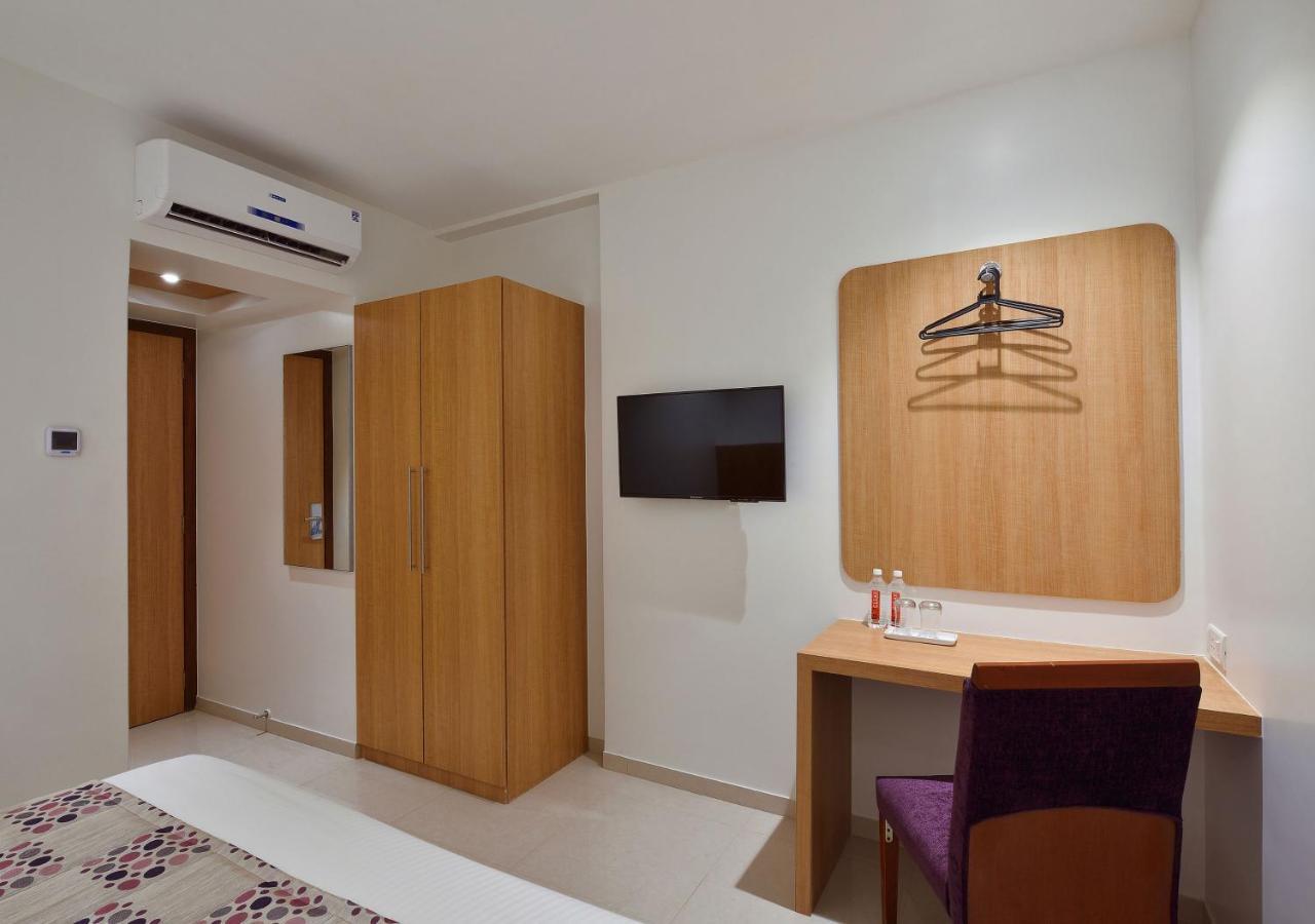 Hotel Leafio-Near Airport Мумбай Екстериор снимка