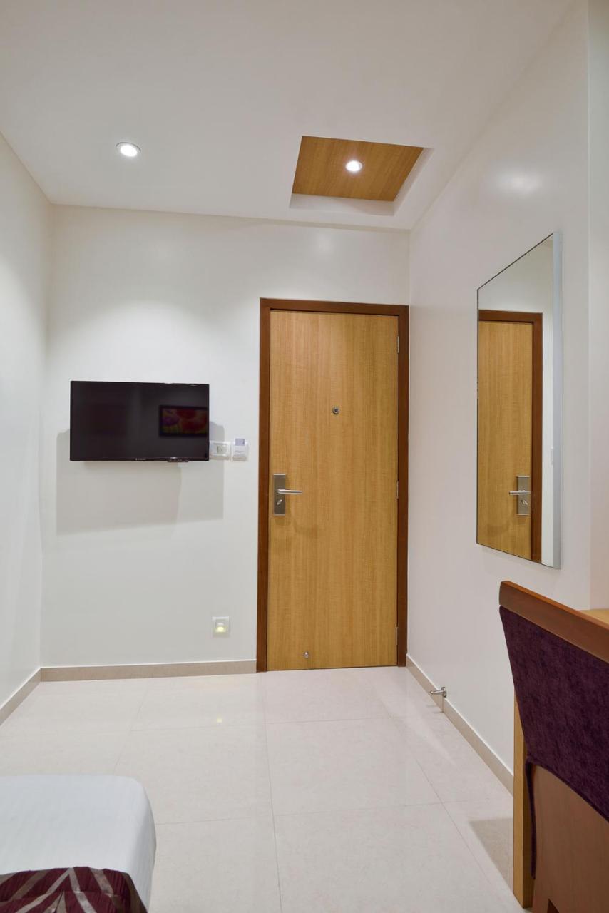 Hotel Leafio-Near Airport Мумбай Екстериор снимка