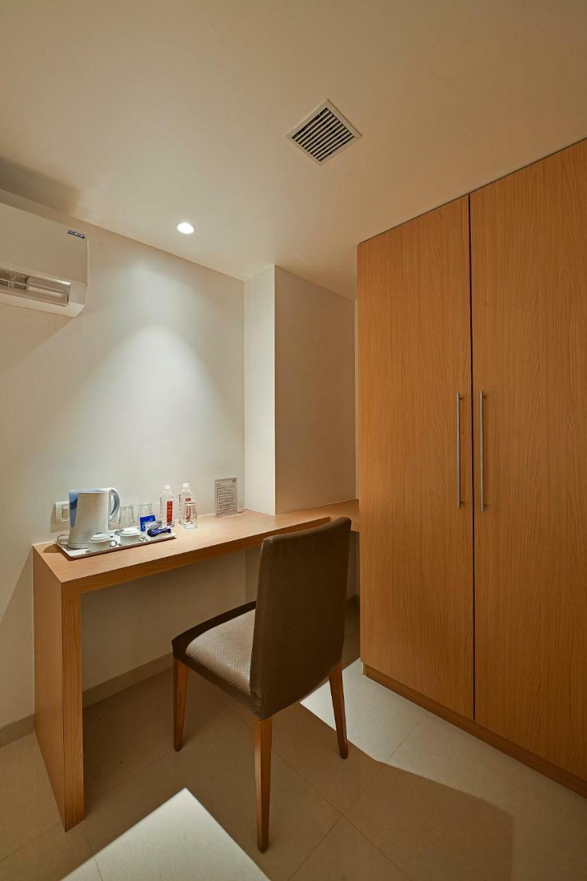 Hotel Leafio-Near Airport Мумбай Екстериор снимка
