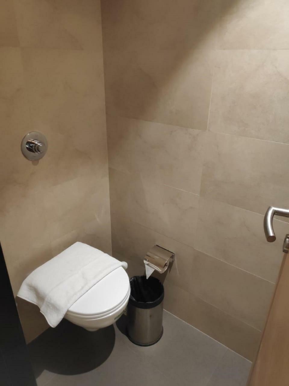 Hotel Leafio-Near Airport Мумбай Екстериор снимка