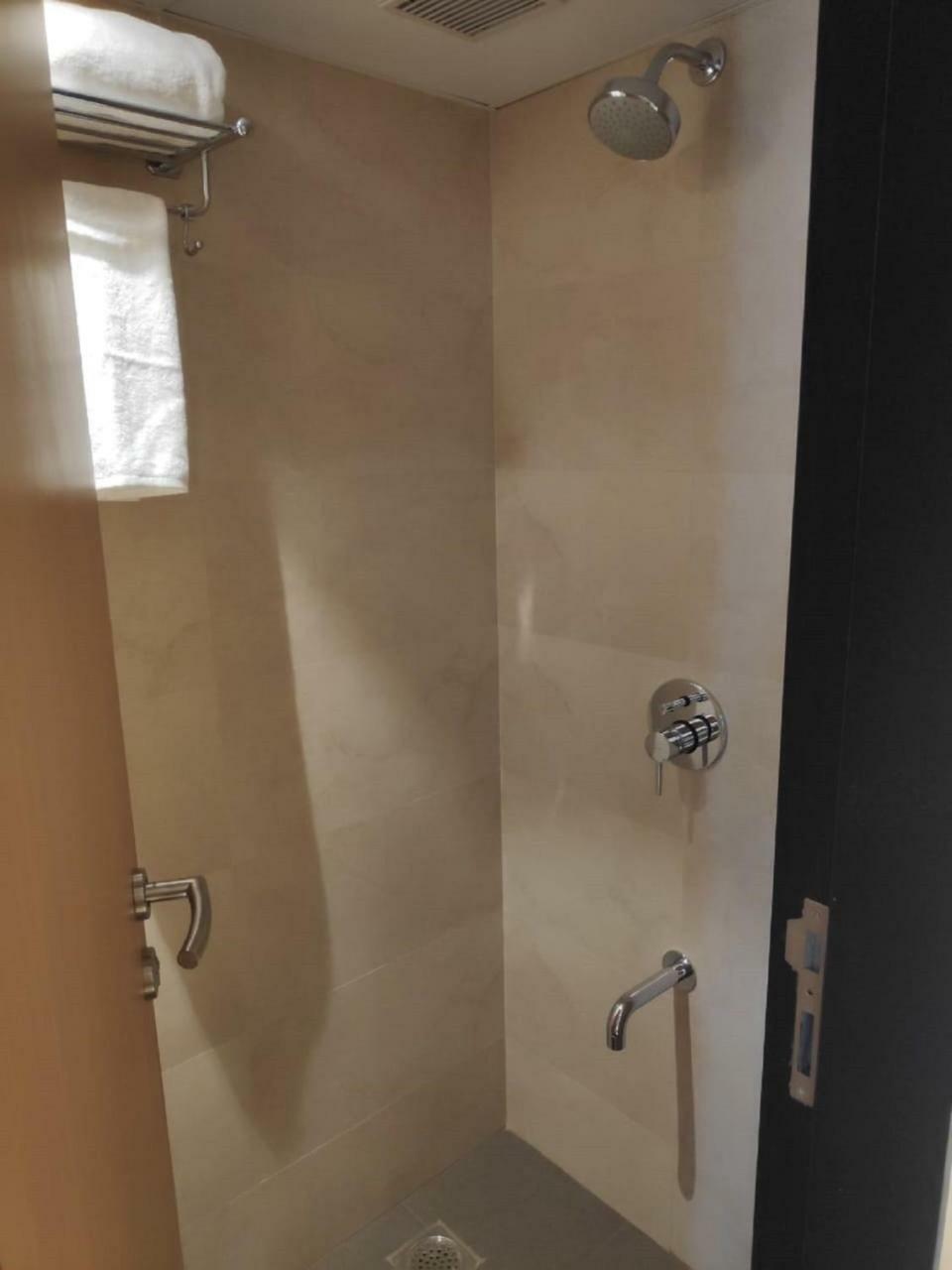 Hotel Leafio-Near Airport Мумбай Екстериор снимка